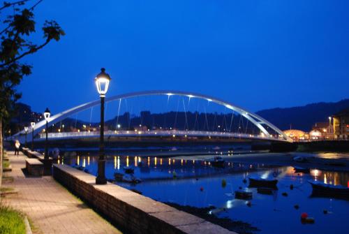 a bridge over a river at night with ducks in the water at Casa de marinos UribeKosta in Plentzia