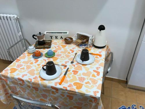 einen Tisch mit einem Tee-Set darüber in der Unterkunft B&B Le Marinelle in Salerno