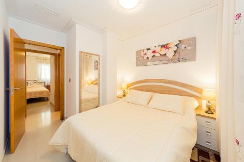 ラ・マタにあるALEGRIA ID16の白いベッドルーム(ベッド1台、バスルーム付)