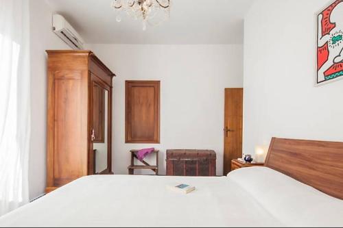 MarcianoにあるCasa Tua - Capri Viewのベッドルーム(大きな白いベッド1台、シャンデリア付)