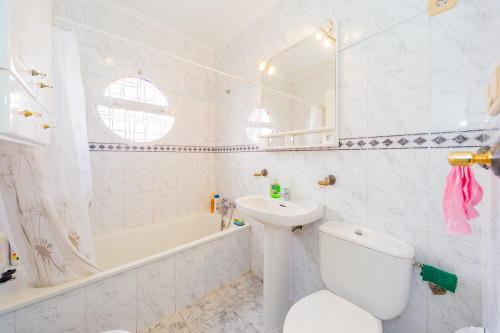 トレビエハにあるALEGRIA ID38の白いバスルーム(洗面台、トイレ、バスタブ付)