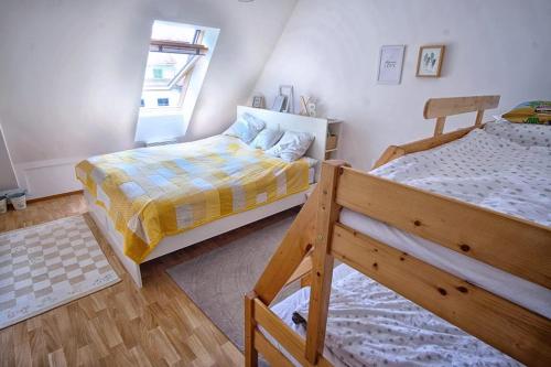 - une chambre avec 2 lits et une fenêtre dans l'établissement Apartmán Deštná čp.1, à Deštné v Orlických horách