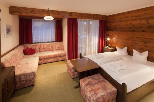 A bed or beds in a room at Hotel Kanisfluh