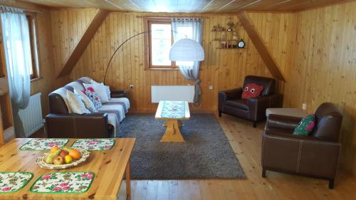 ein Wohnzimmer mit 2 Sofas und einem Tisch in der Unterkunft ROZTOKI Four Seasons in Witów
