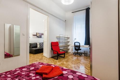 ブダペストにあるThe RUBI apartmentのベッドルーム1室(ベッド1台付)、リビングルームが備わります。
