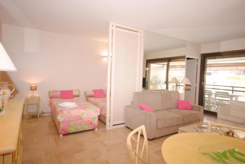 een woonkamer met een bank en een tafel bij Résidence Gray d'Albion Studio LEF516 in Cannes