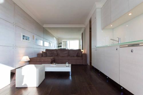 un salon avec un canapé et une table dans l'établissement Residence Saint Marc, à Cannes