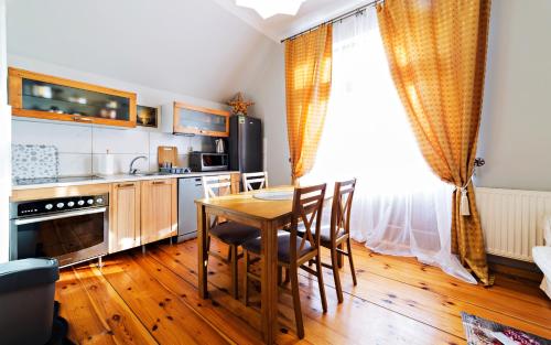 cocina con mesa y sillas en una habitación en Apartamenty EverySky - Norwida 6-4 en Jelenia Góra