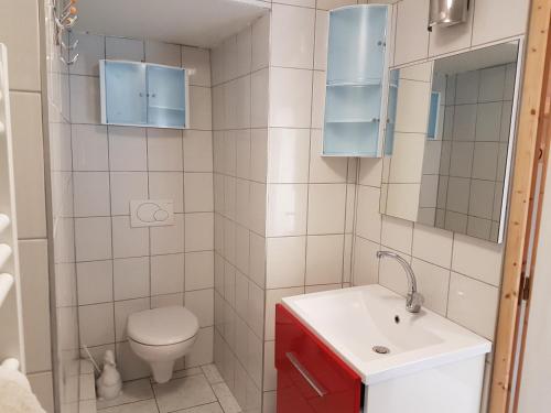 La petite salle de bains est pourvue de toilettes et d'un lavabo. dans l'établissement La Bonardière, à Gevry