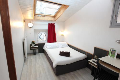 Säng eller sängar i ett rum på Hôtel La Chartreuse