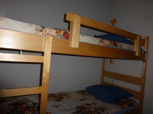 2 Etagenbetten in einem kleinen Zimmer mit in der Unterkunft ZENITH 2017 in Le Sauze