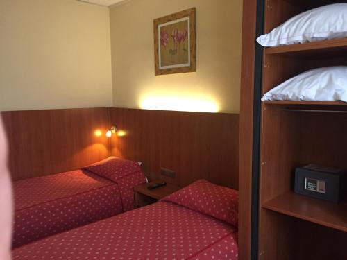 una camera con 2 letti e un letto a castello di Hotel De Venne a Genk