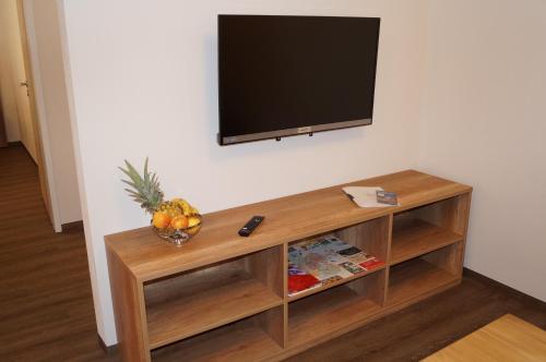 a flat screen tv hanging on a wall at Braumeister Döbler - Ferienwohnungen in Bad Windsheim