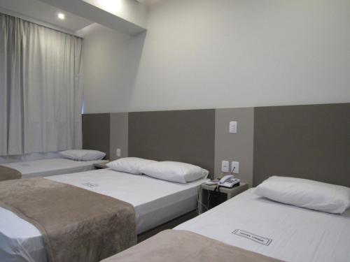 En eller flere senge i et værelse på Hotel Urbis a 10 minutos Rua 25 de Março, Brás,Bom Retiro,a 2 minutos do Mirante Sampa Sky e pista de Skate Anhangabaú
