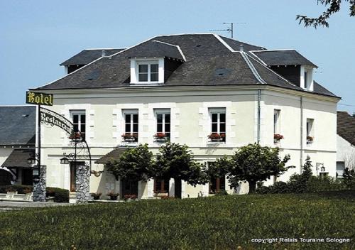 um grande edifício branco com um telhado preto em Relais Touraine Sologne em Noyers-sur-Cher