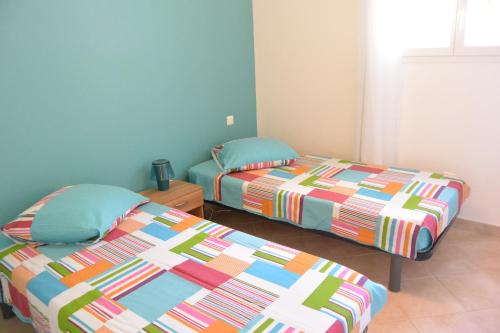 コンカにあるAPPT CONCA-6pers-clim-au calmeのベッド2台が隣同士に設置された部屋です。