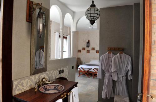 a bathroom with a sink and a mirror at L'Ma Lodge in Skoura
