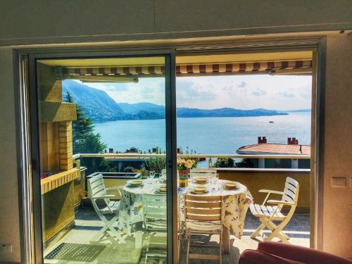 a balcony with a table and a view of the water at Selva 1 in Ghiffa