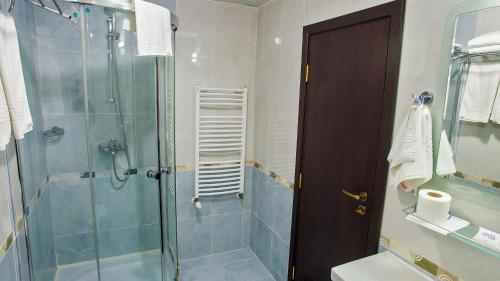 La salle de bains est pourvue d'une douche, de toilettes et d'un lavabo. dans l'établissement Diana Palace, à Yambol