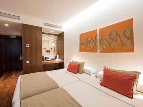 Giường trong phòng chung tại Hotel Carris Porto Ribeira