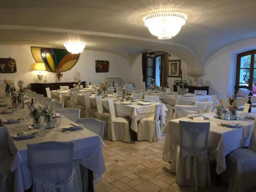 Un restaurante u otro lugar para comer en Paradiso Di Manù