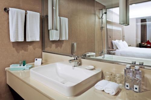 深圳的住宿－深圳萬德諾富特酒店，一间带水槽和大镜子的浴室
