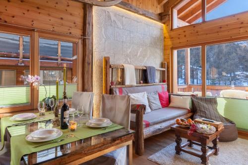 ein Wohnzimmer mit einem Sofa und einem Tisch in der Unterkunft Haus Sunrise in Zermatt