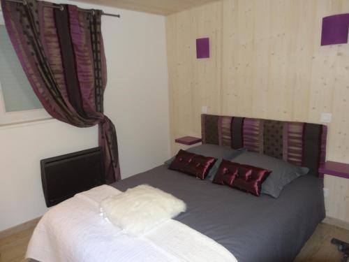 ポンタルリエにあるAppartement Flo et Nicoのベッドルーム1室(枕付きのベッド1台、窓付)