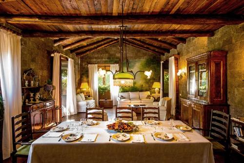 une grande salle à manger avec une table et un salon dans l'établissement Benvenuto Collection - Villa Mellicata, à Massa Lubrense