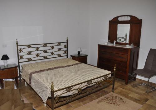 カンピ・サレンティーナにあるCasa Vacanza Nord Salentoのベッドルーム1室(ベッド1台、ドレッサー、鏡付)