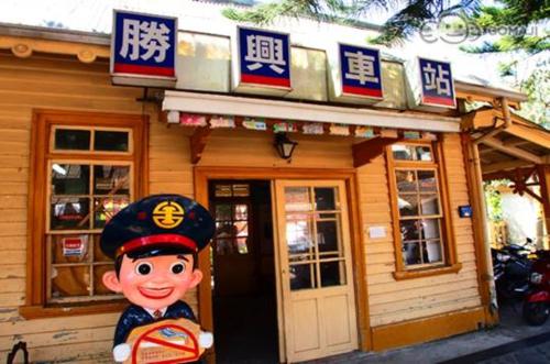 a building with a picture of a man wearing a uniform at Miaoli Sanyi Shantongyazhu Homestay in Sanyi