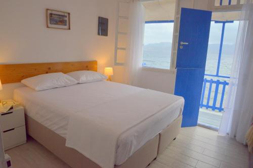 Ένα ή περισσότερα κρεβάτια σε δωμάτιο στο Blue Sea House