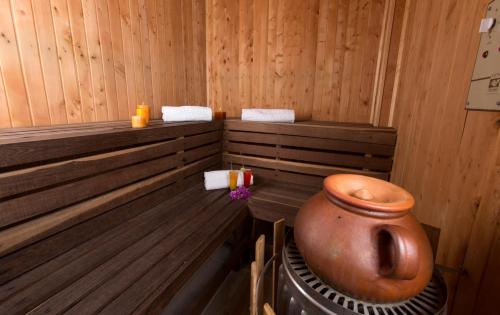 an inside of a sauna with a large pot at Atlantis Plaza Hotel Cúcuta in Cúcuta