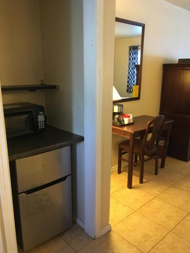 a kitchen and dining room with a table and a microwave at Squirrel Tree Resort in Leavenworth