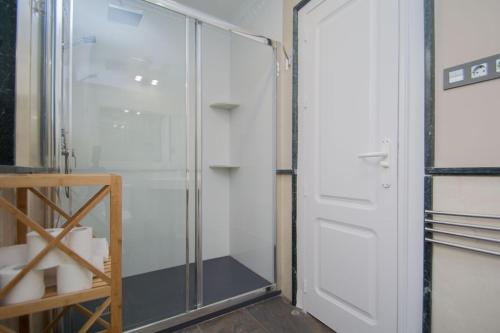 a shower with a glass door in a room at Apartamento Recogidas 39 in Granada