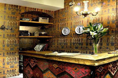 una habitación con un mostrador con relojes en la pared en Tekla Palace By Urban Hotels, en Tiflis