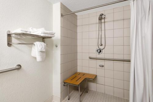 Ванна кімната в Days Inn by Wyndham Geneva/Finger Lakes