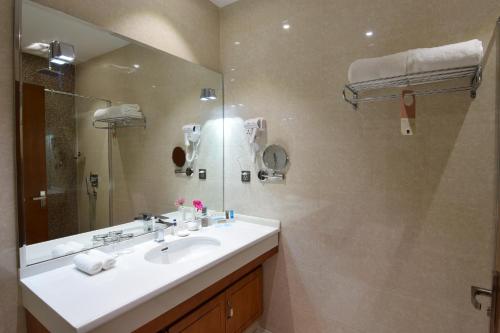 Ένα μπάνιο στο Novotel Suites Riyadh Centre