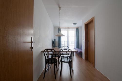 comedor con mesa y sillas en Appartements Christophorus, en Bad Hofgastein