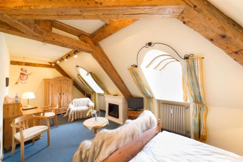 A bed or beds in a room at Hotel Alte Post