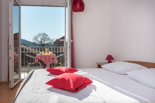 Postel nebo postele na pokoji v ubytování Apartments Ivana-Gustirna