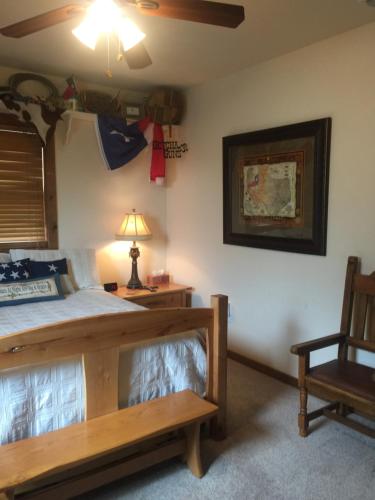 Pipe CreekにあるGlory Hills Ranchのベッドルーム1室(ベッド1台、椅子、ランプ付)