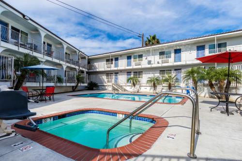 Bazén v ubytovaní Motel 6-Oceanside, CA, Marina alebo v jeho blízkosti