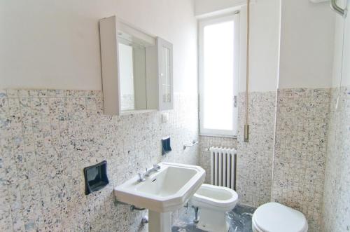 ボルディゲーラにあるAppartamento Corso Italia "Natura"のバスルーム(洗面台、トイレ、鏡付)