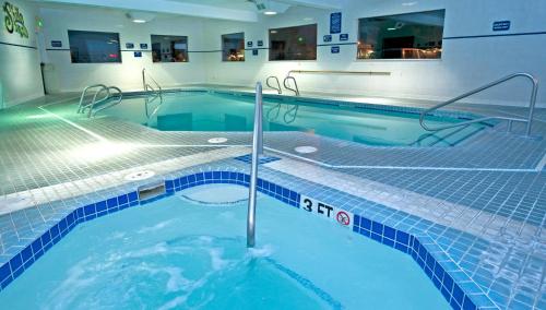 ein großes Schwimmbad in einem Gebäude in der Unterkunft Shilo Inn Elko in Elko