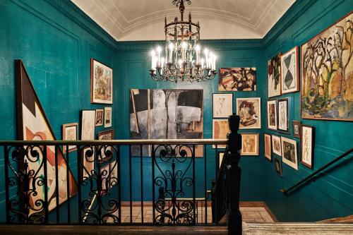 een persoon die op een trap staat in een kamer met schilderijen bij Freehand New York in New York