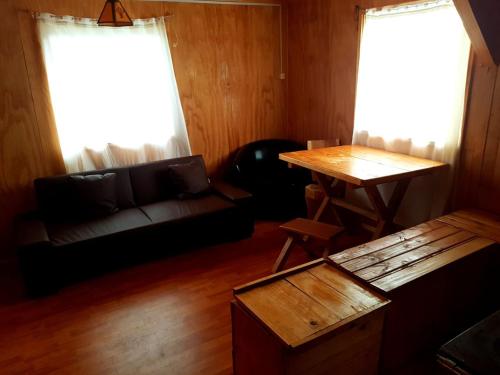 Zona de estar de Cabaña completa para 4 personas, estacionamiento, dos dormitorios, cocina sala de estar, baño, calefacción combustión lenta 65 m2