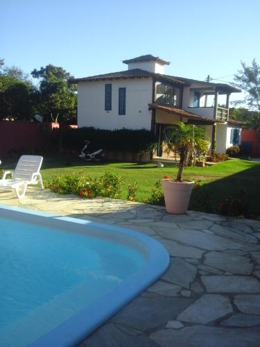 una casa y una piscina frente a una casa en Linda Casa em Búzios, en Búzios