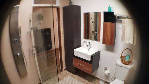 Ванная комната в Cozy Beach Apartment