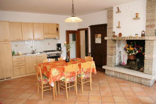A kitchen or kitchenette at Appartamenti Serena - Nonna Agnese